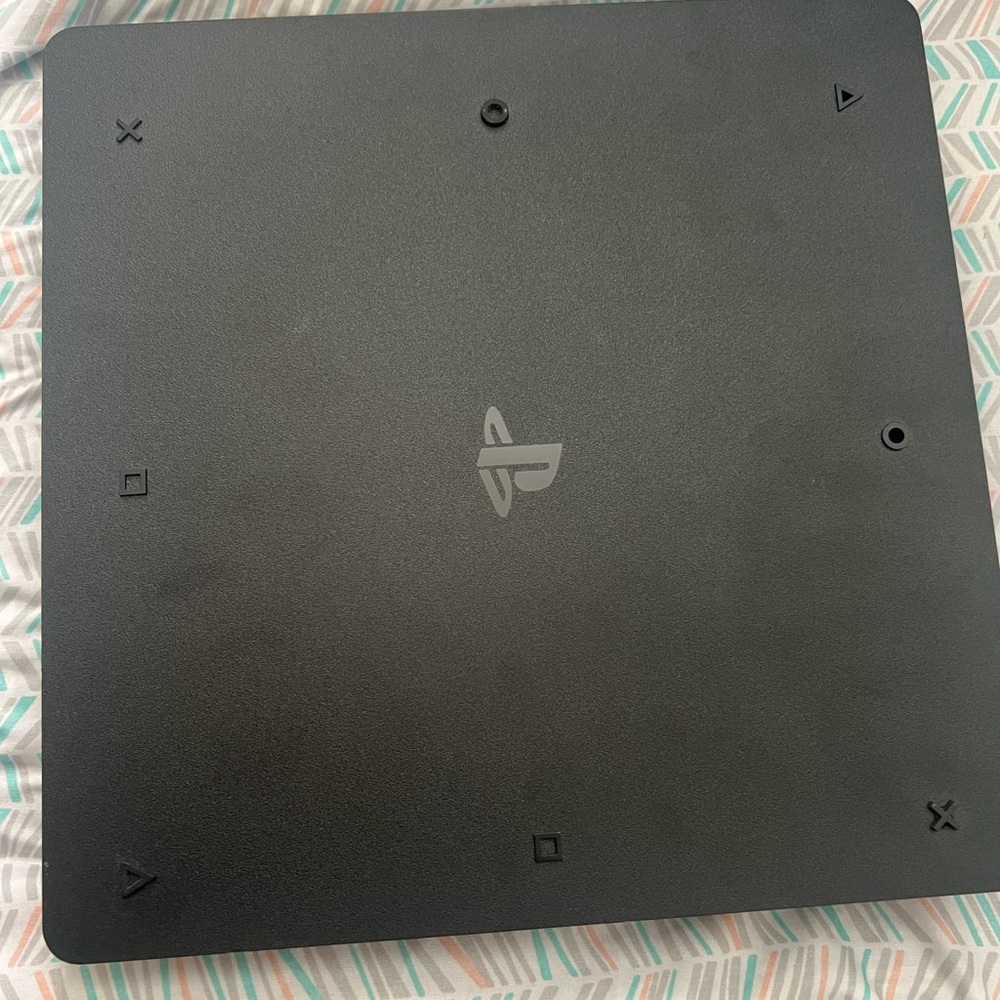 PS4 - Picture 2 of 3